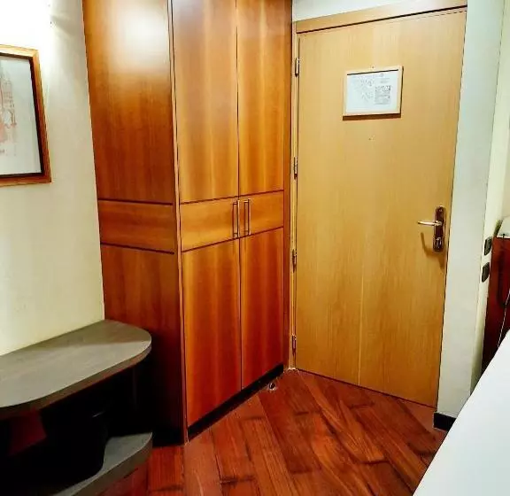 اتاق اکونومی یک تخته, Mirage Sure Hotel Collection By Best Western