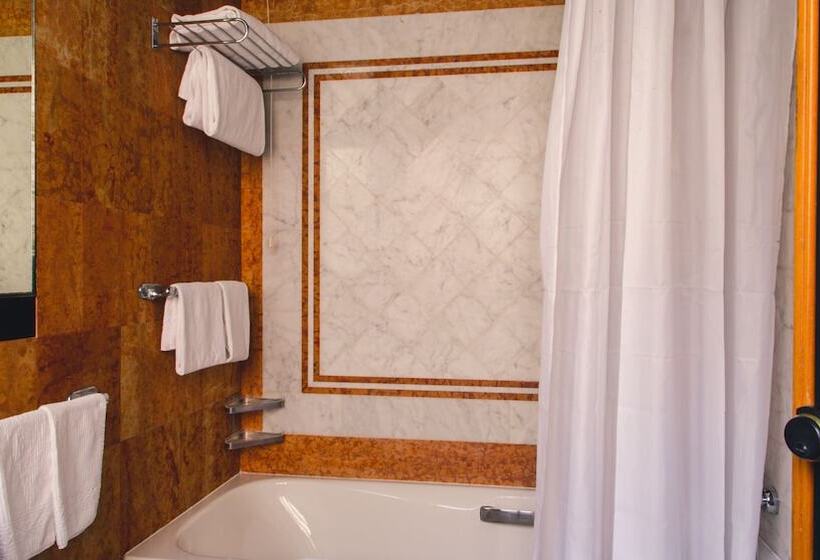 اتاق کلاسیک با چشم‌انداز دریا, Grand Hotel Excelsior