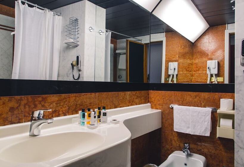 اتاق کلاسیک با چشمانداز دریا, Grand Hotel Excelsior