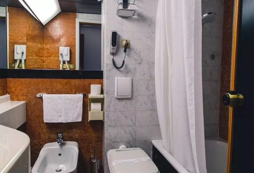 اتاق کلاسیک با چشم‌انداز دریا, Grand Hotel Excelsior