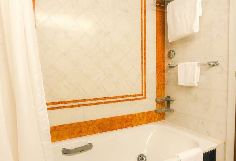 اتاق سوپریور با چشم‌انداز دریا, Grand Hotel Excelsior