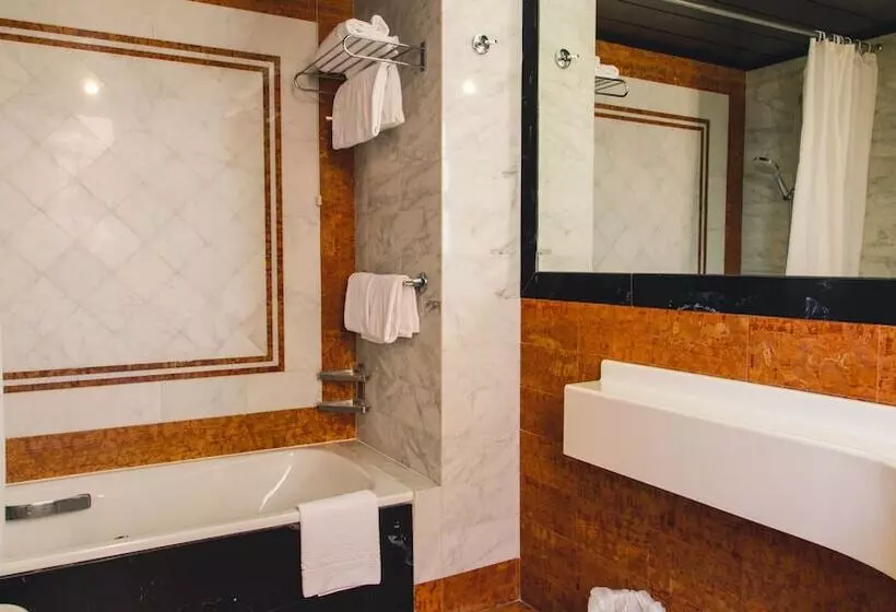 اتاق سوپریور با چشم‌انداز دریا, Grand Hotel Excelsior