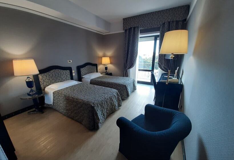 اتاق سوپریور با چشم‌انداز دریا, Grand Hotel Excelsior