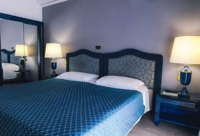اتاق سوپریور با چشم‌انداز دریا, Grand Hotel Excelsior