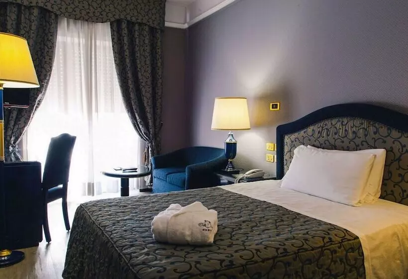 اتاق سوپریور با چشم‌انداز دریا, Grand Hotel Excelsior