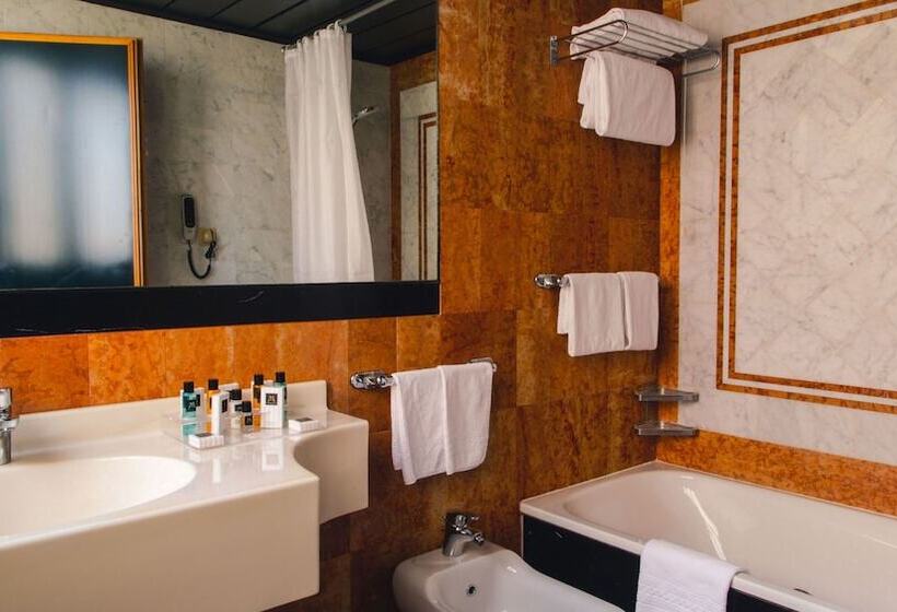 اتاق سوپریور با چشم‌انداز دریا, Grand Hotel Excelsior
