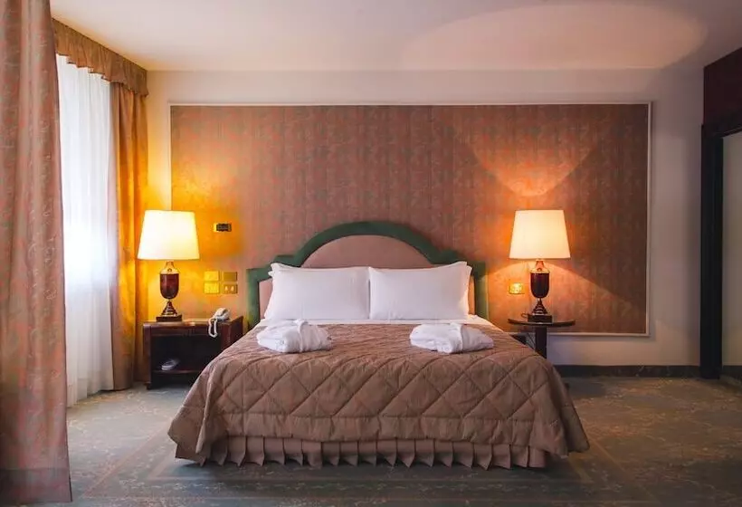 سوئیت اجرایی با چشم‌انداز دریا, Grand Hotel Excelsior