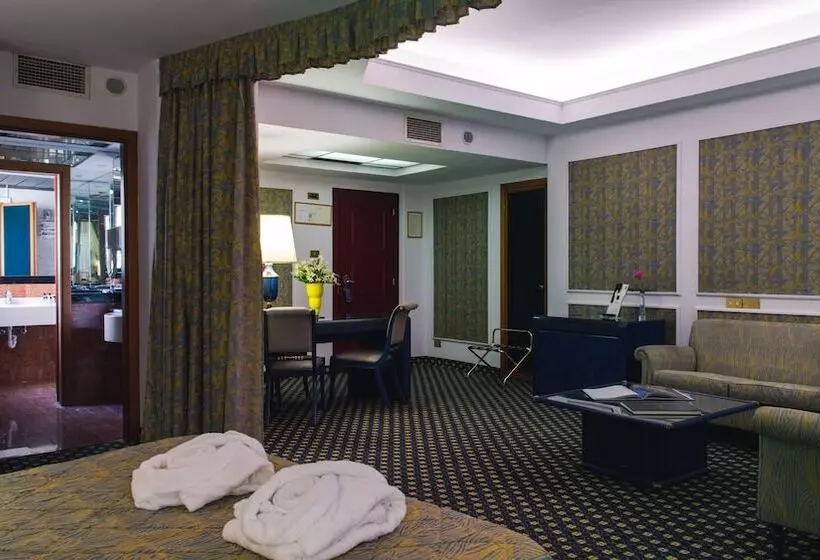 سوئیت اجرایی با چشم‌انداز دریا, Grand Hotel Excelsior
