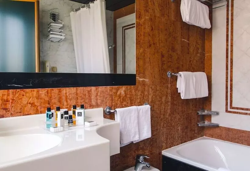 اتاق کلاسیک با چشم‌انداز دریا, Grand Hotel Excelsior