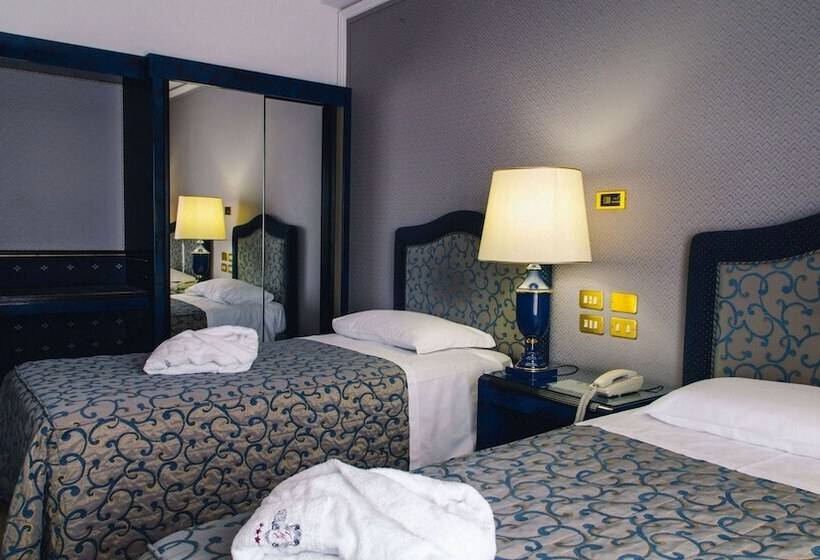 اتاق سوپریور با چشم‌انداز دریا, Grand Hotel Excelsior