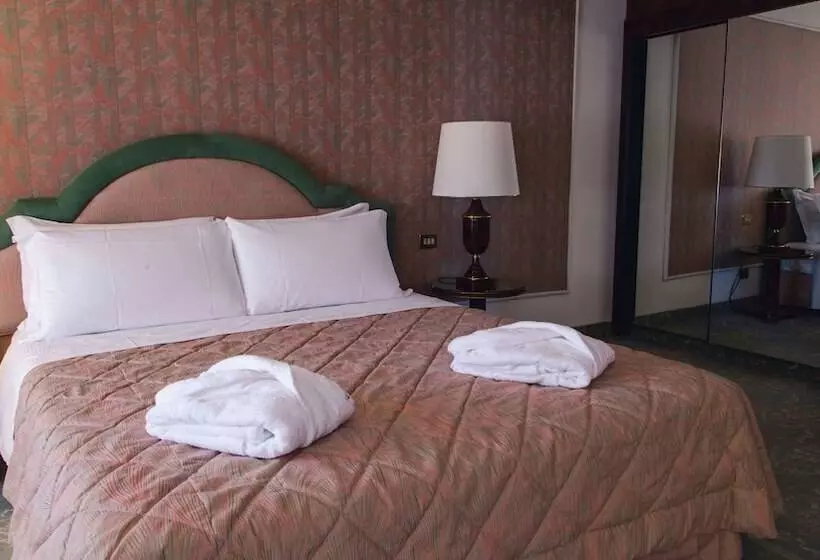 سوئیت اجرایی با چشم‌انداز دریا, Grand Hotel Excelsior