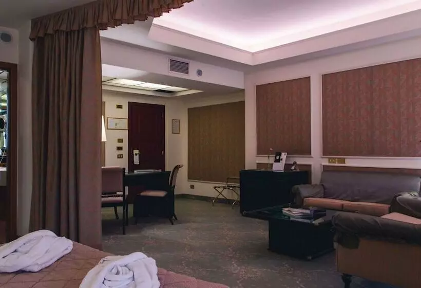 سوئیت اجرایی با چشم‌انداز دریا, Grand Hotel Excelsior