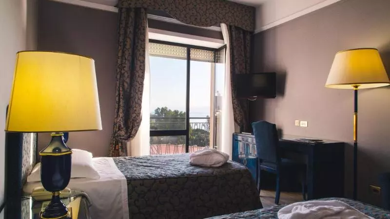 اتاق استاندارد با چشم‌انداز دریا, Grand Hotel Excelsior