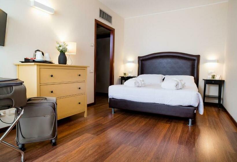 小型套房, Astoria Palace