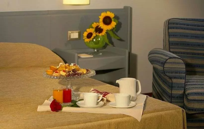 اتاق استاندارد سه نفره, Astoria Palace