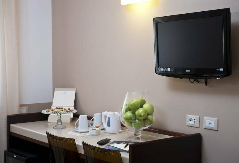 标准三人间, Astoria Palace