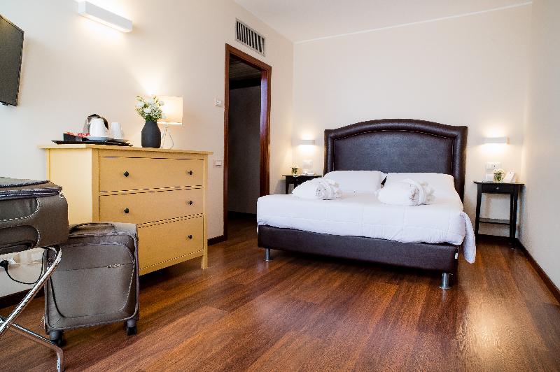 小型套房, Astoria Palace