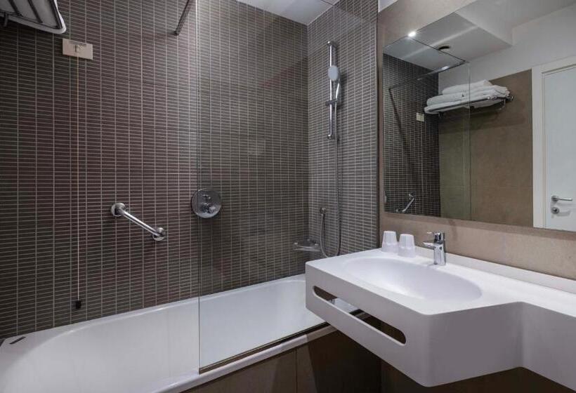 اتاق استاندارد با چشم‌انداز استخر, Crowne Plaza Rome St. Peter S, An Ihg