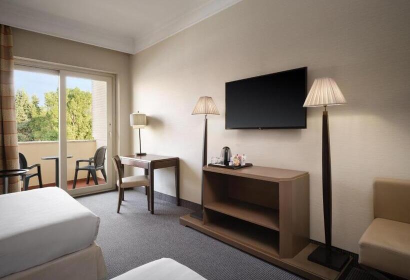 اتاق استاندارد با چشمانداز استخر, Crowne Plaza Rome St. Peter S, An Ihg