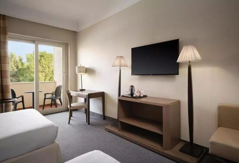 اتاق استاندارد با چشمانداز استخر, Crowne Plaza Rome St. Peter S, An Ihg