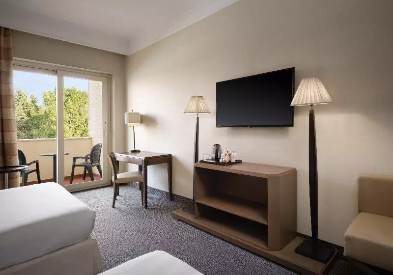 اتاق استاندارد با چشمانداز استخر, Crowne Plaza Rome St. Peter S, An Ihg