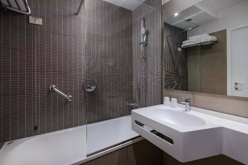 اتاق استاندارد با چشمانداز استخر, Crowne Plaza Rome St. Peter S, An Ihg