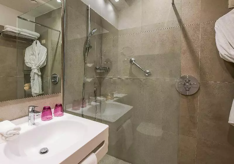 اتاق استاندارد با چشمانداز استخر, Crowne Plaza Rome St. Peter S, An Ihg