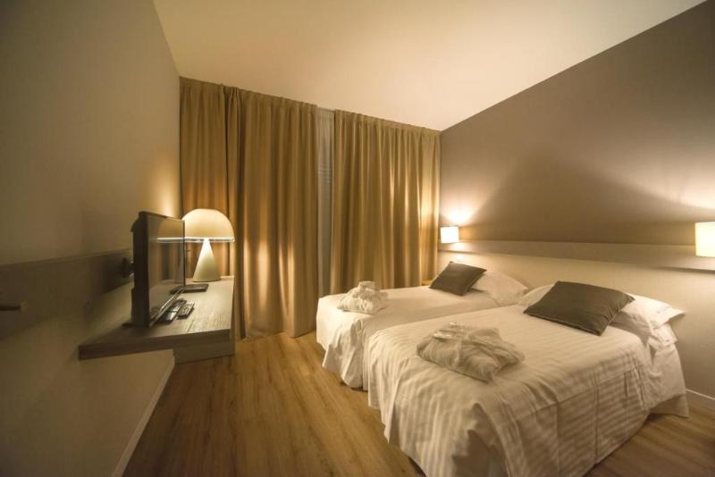 高级三人间, De La Ville