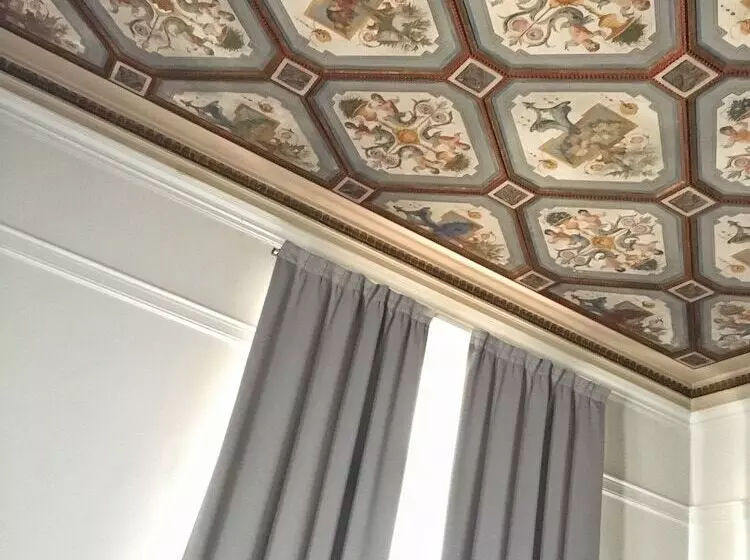 سوییت جونیور, De La Ville