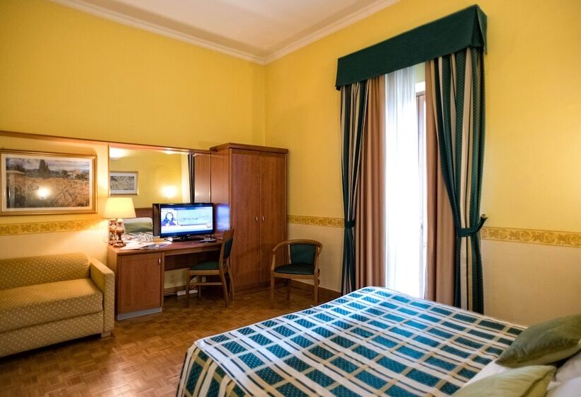Quarto Triplo Estandar, Grand Hotel Italia