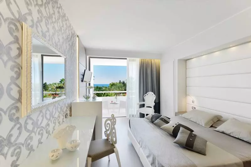 اتاق لوکس با چشم‌انداز دریا, Mec Paestum