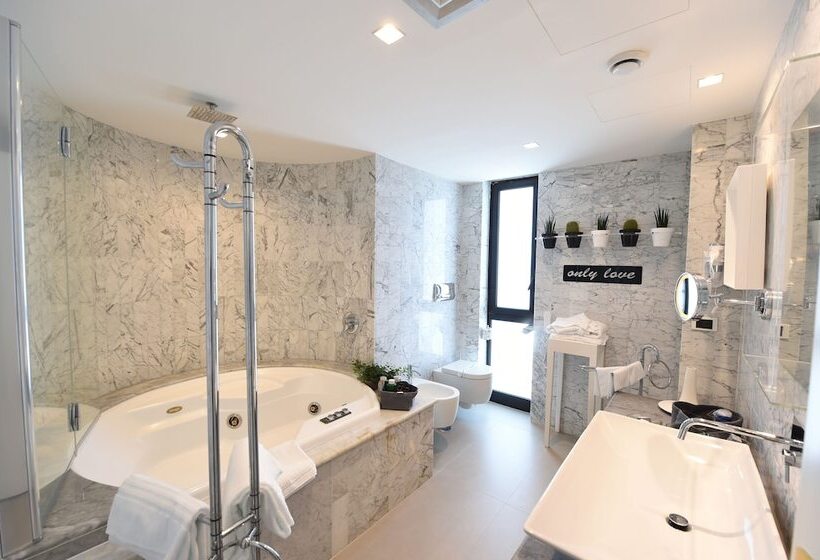 オーシャンビュースイート, Mec Paestum