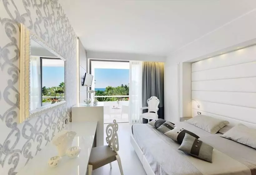 اتاق لوکس با چشم‌انداز دریا, Mec Paestum