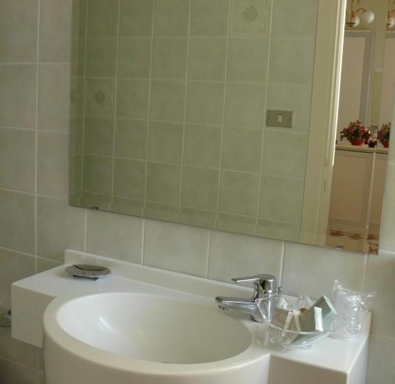 スタンダードトリプルルーム, Britannia