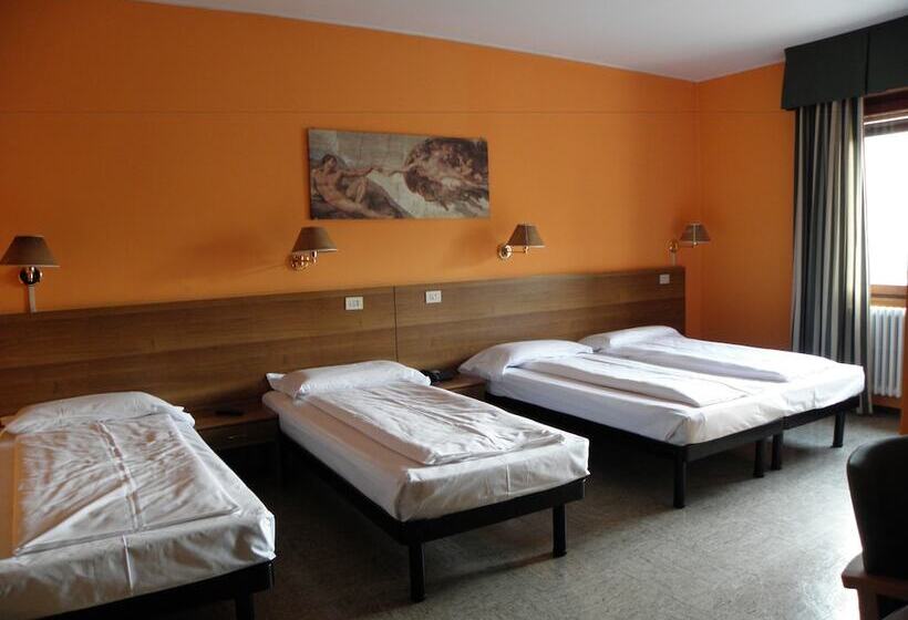 Economy Quadruple Room, Corona