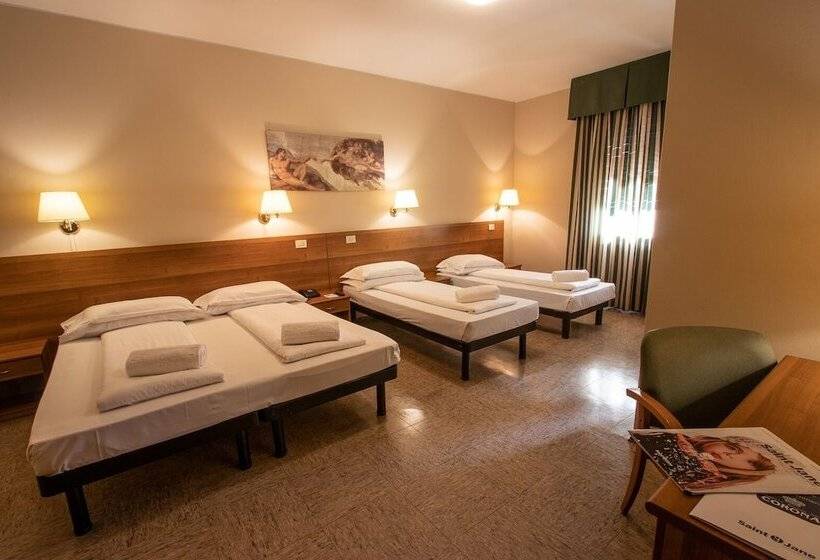 Economy Quadruple Room, Corona