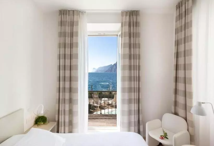 Superior room with lake view, Lago Di Garda