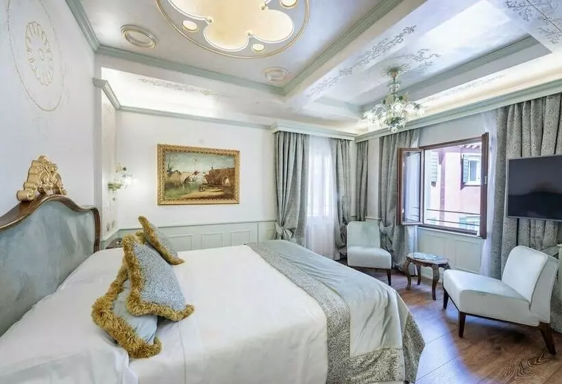 Camera Classica, Monaco & Grand Canal