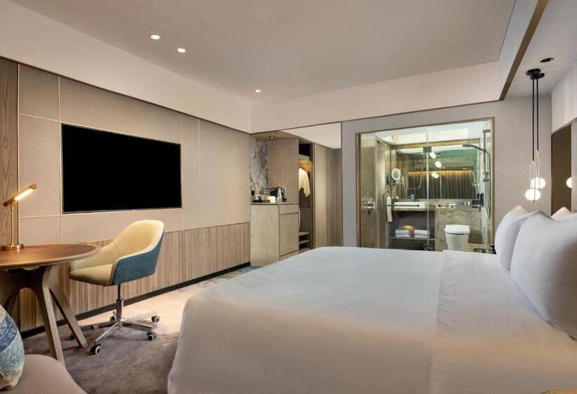 带城市景观和大床的豪华房间, Sari Pacific Jakarta, Autograph Collection