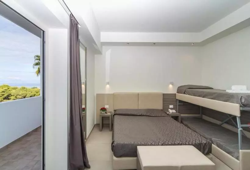 Standard Neljän Hengen Huone Merinäkymä, Village Club Santa Caterina
