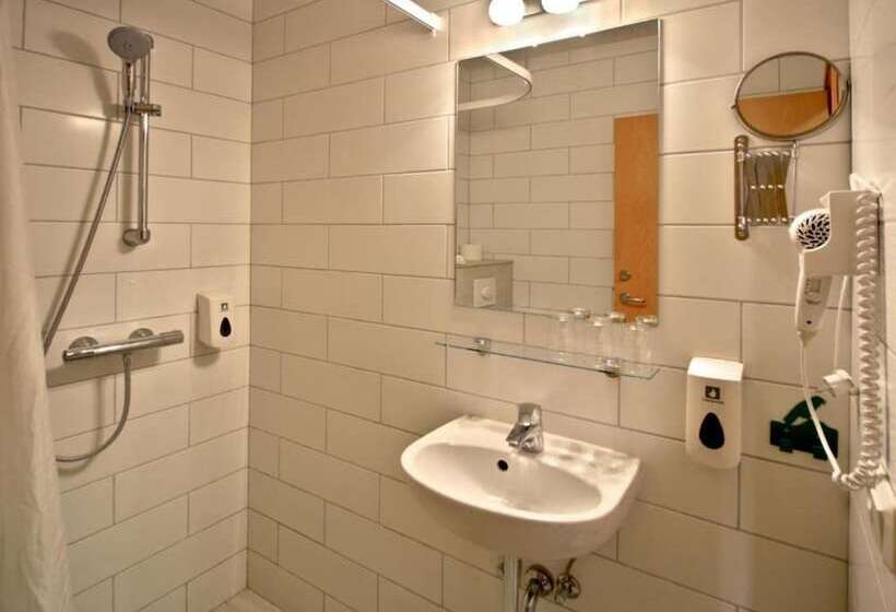 اتاق استاندارد سه نفره, Breiddalsvik