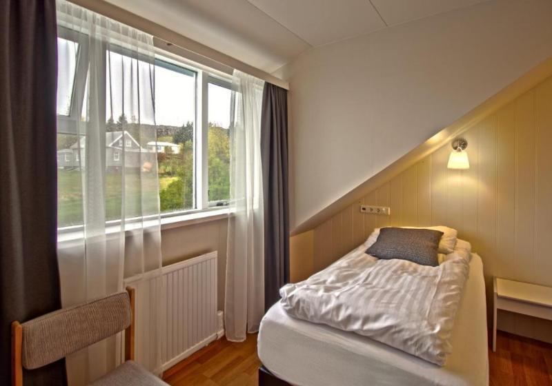 اتاق استاندارد سه نفره, Breiddalsvik