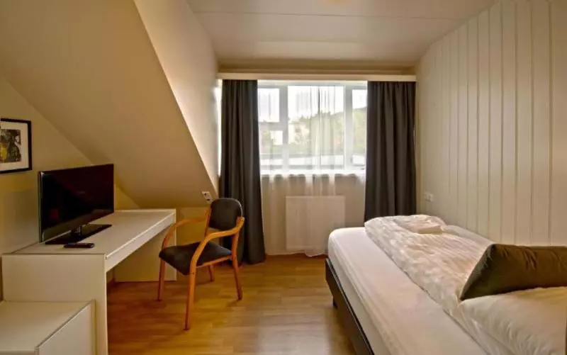 اتاق استاندارد سه نفره, Breiddalsvik