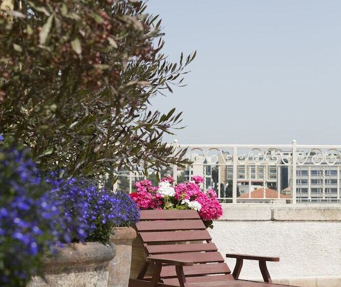סוויטת ג'וניור, The American Colony Hotel   Small Luxury Hotels Of The World