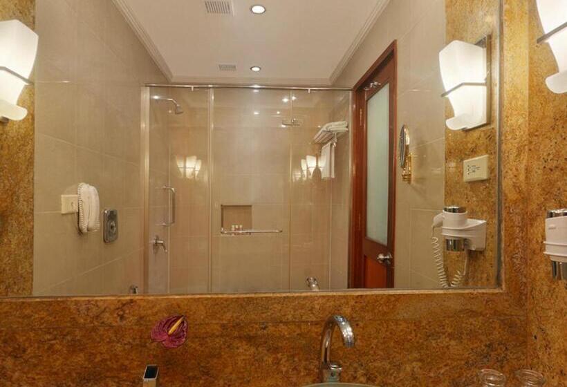 غرفة بريميوم مطلة على حمام السباحة, The Lalit Ashok