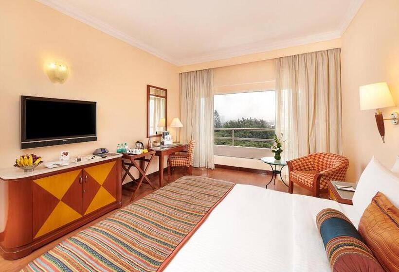 غرفة بريميوم مطلة على حمام السباحة, The Lalit Ashok