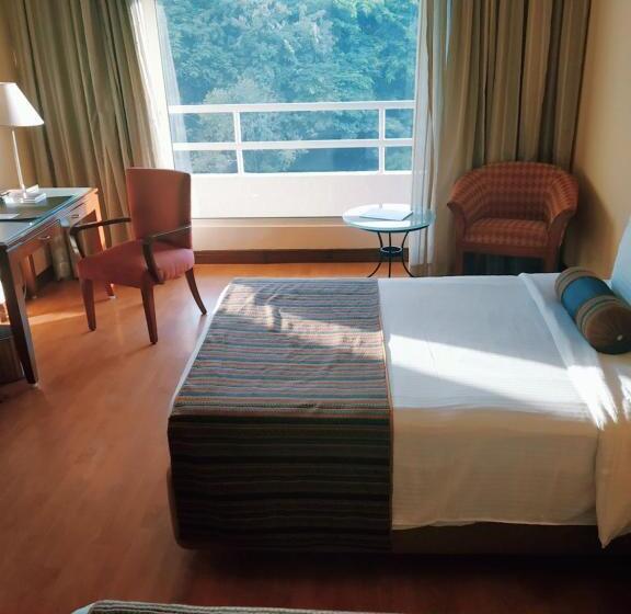 غرفة قياسية مزوَّدة بشُرفة, The Lalit Ashok