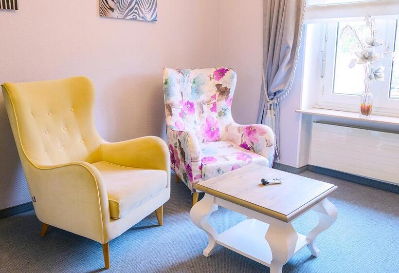 سوییت جونیور, Bel Air Trail & Wellness