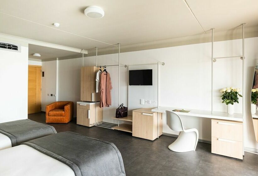 سوئیت جونیور با چشم‌انداز, Cavalieri Art