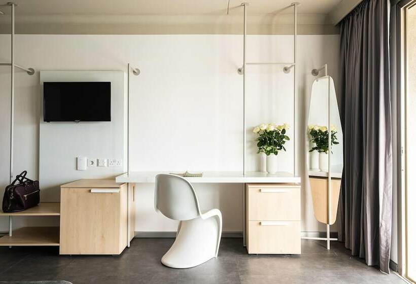 سوئیت جونیور با چشم‌انداز, Cavalieri Art